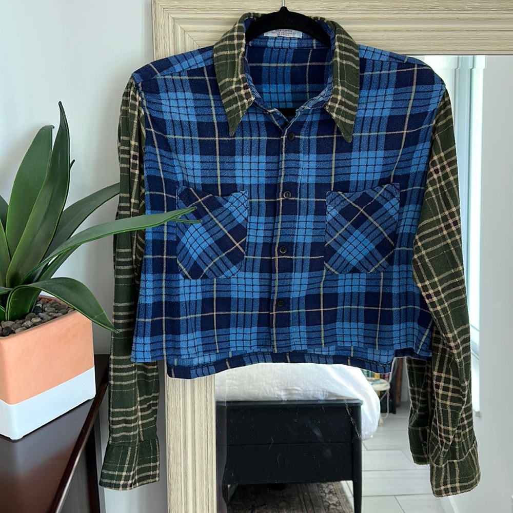 URBAN OUTFITTERS blue and green cropped plaid flannel shirt ✨